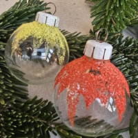 rød-gul-snedekoreret-klare-glas-juletræskugler-retro-julepynt